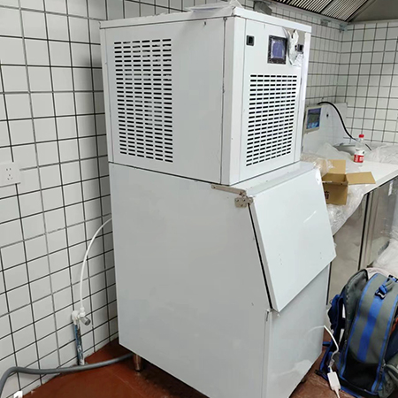 200公斤雪花制冰機(jī)交付河南洛陽(yáng)某火鍋店